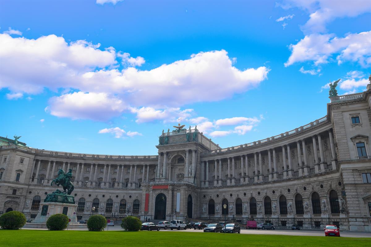 /Portals/0/NADevEventsImages/famous-hofburg-palace-with-heldenplatz-vienna-austria_300.jpg